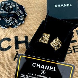 Reposh beautiful authentic Chanel earrings.